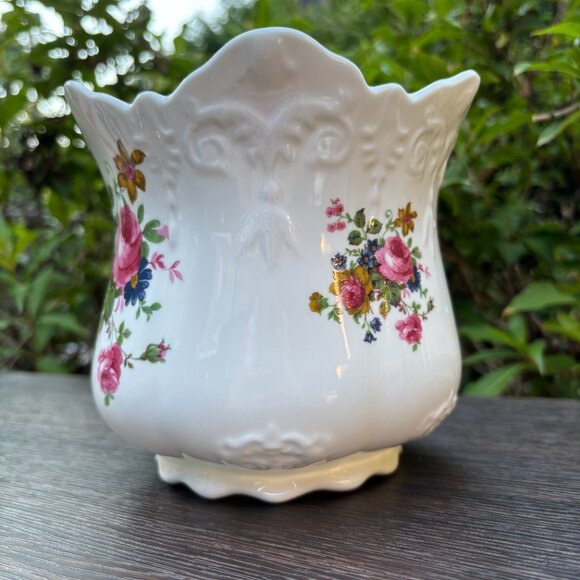 Vintage Royal Castle Bone China Floral Planter Vase Scalloped Rim Porcelain Pot - Picture 10 of 16